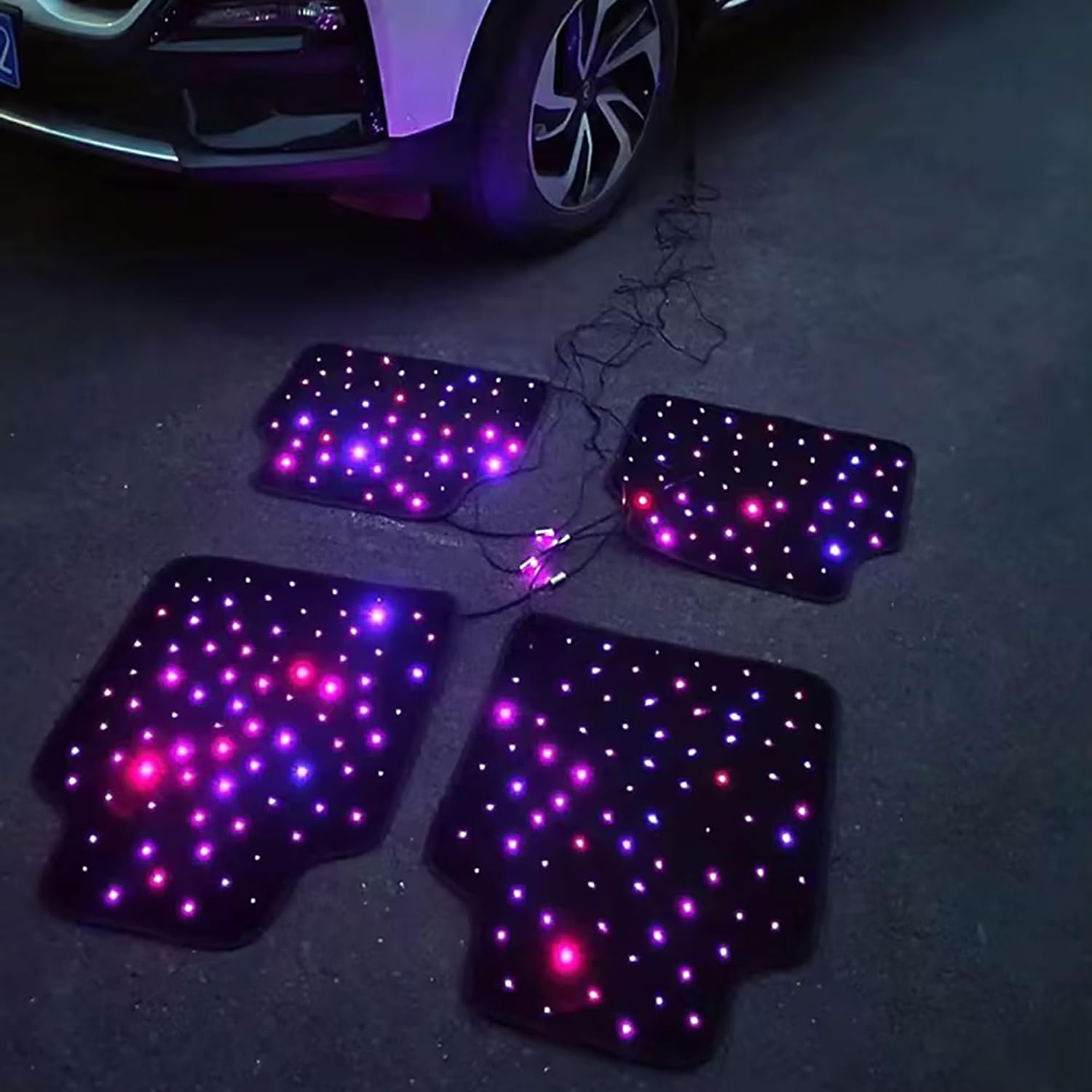 Tappetini LED per auto Starlight, 4 pezzi con luce a stella scintillante, tappetini decorativi universali per auto con controllo app, luci a fibra ottica lavabili, atmosfera luminosa