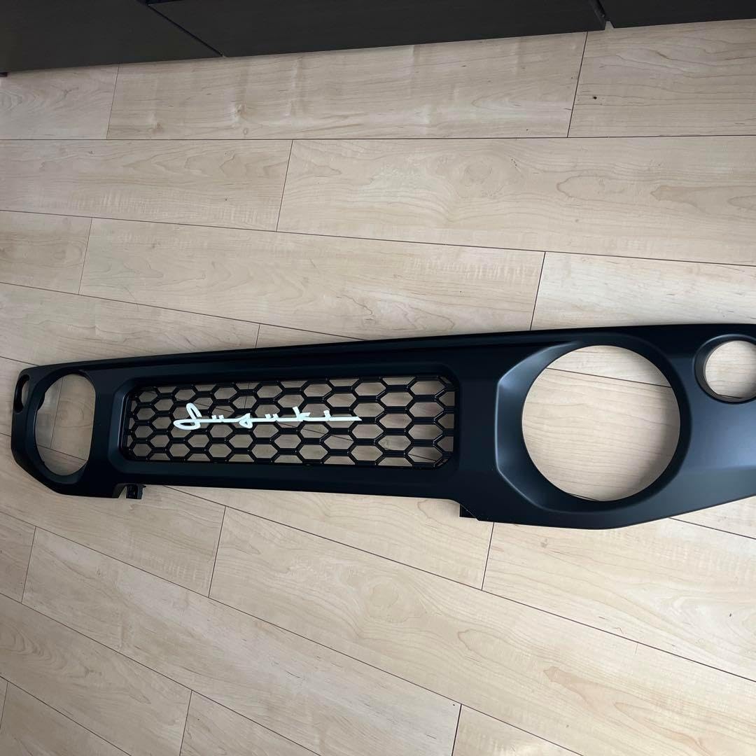 ジムニー JB64W JB/JC74W フロントグリル 筆記体ホワイトエンブレム