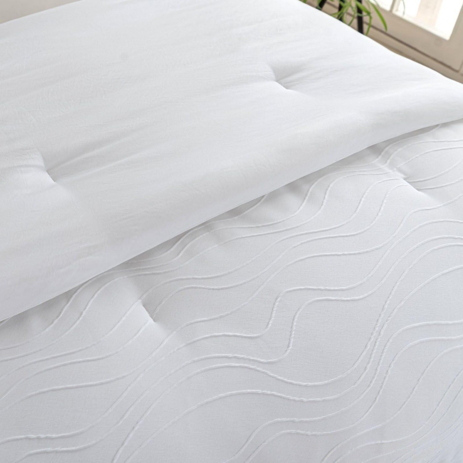 White Striped Comforter Set, Full Size Boho Microfiber Comforter 3-piece Set, Soft and Fluffy, All-Season Wave Stripe Pattern with 1 Comforter and 2 Pillowcases