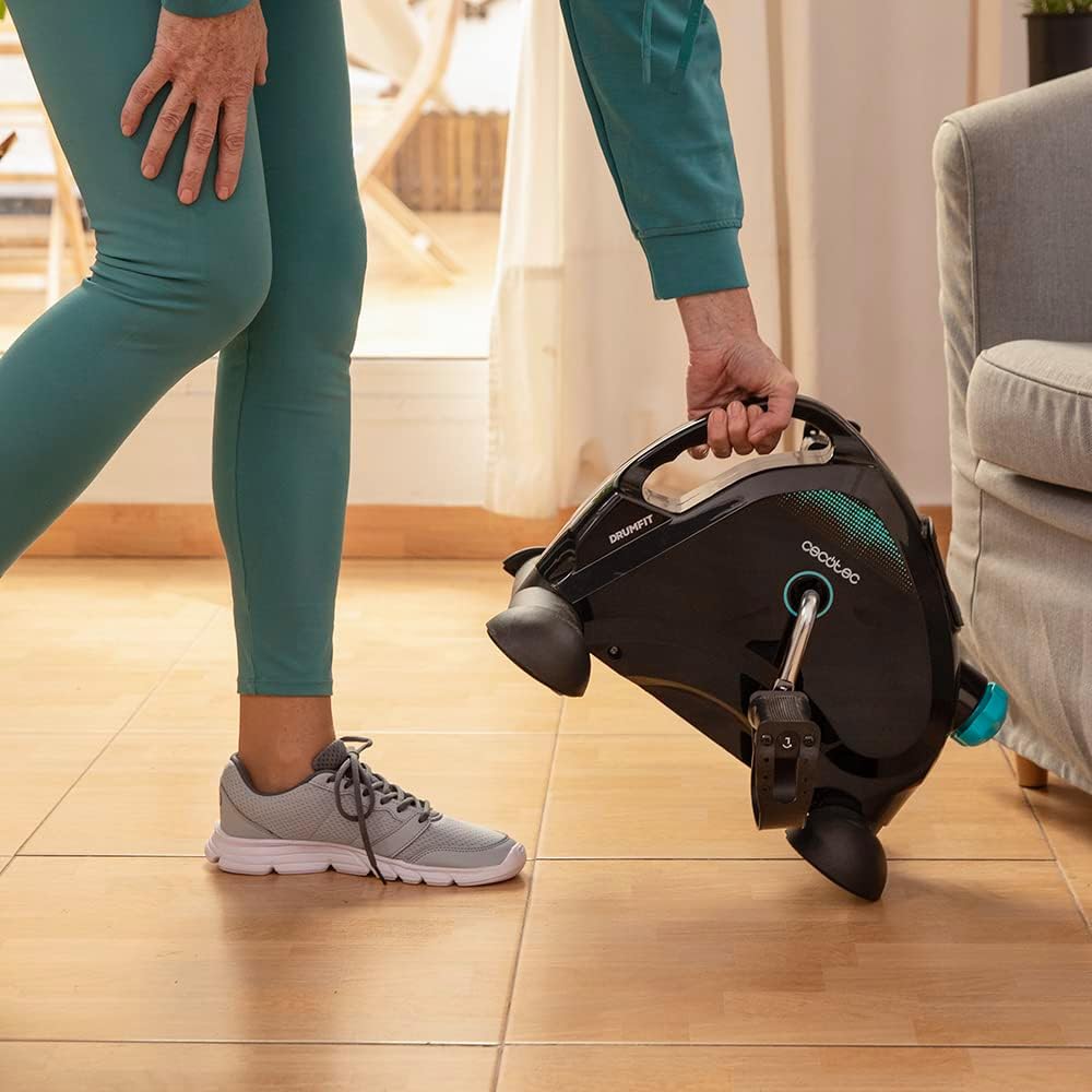 Persona che trasporta il Cecotec Resistenza Manuale tramite la maniglia integrata, dimostrandone la portabilità