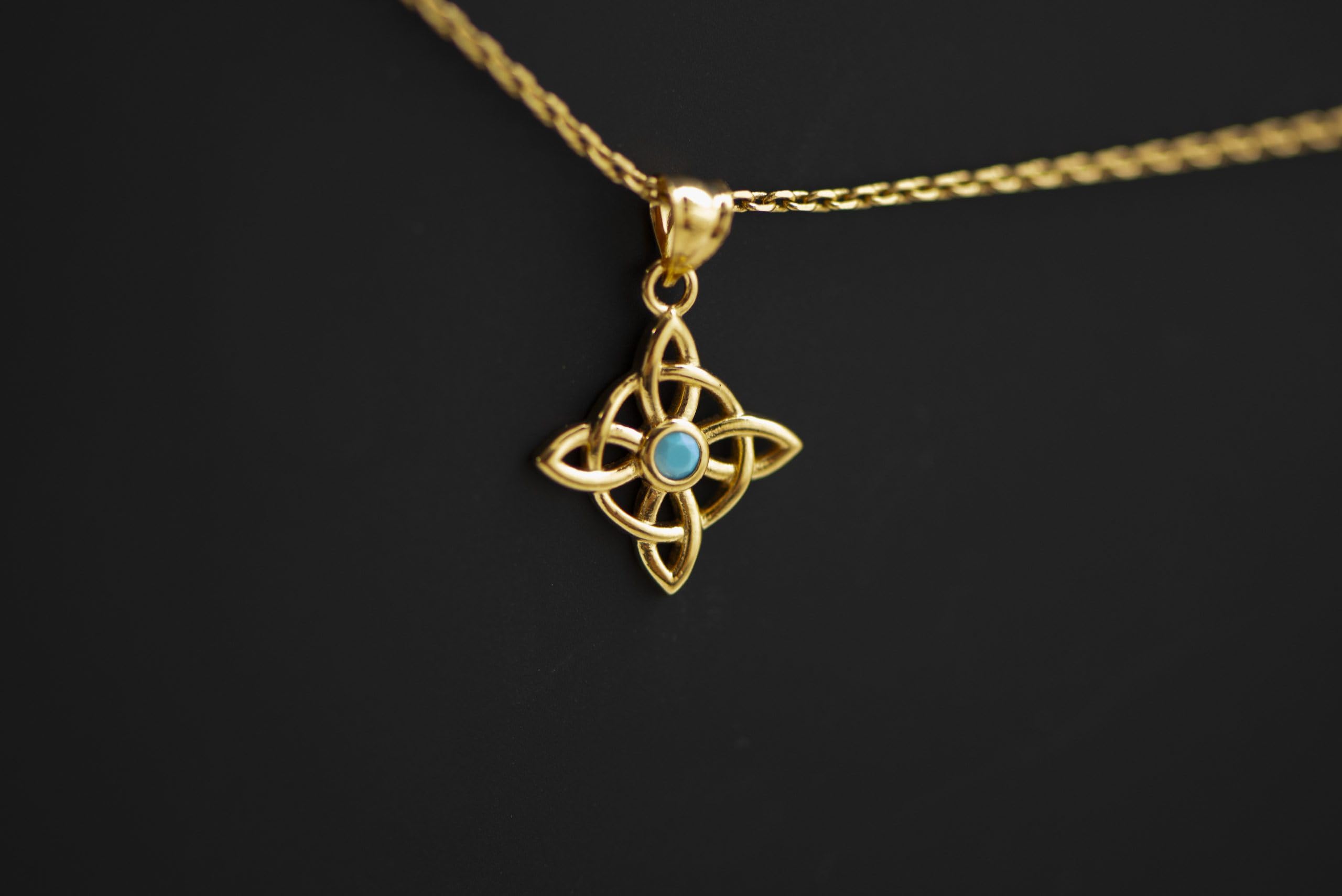 Colgante Chapado en Oro 18K (3 micras) y Circonita Cúbica Turquesa - Nudo de Bruja, Joyería Espiritual