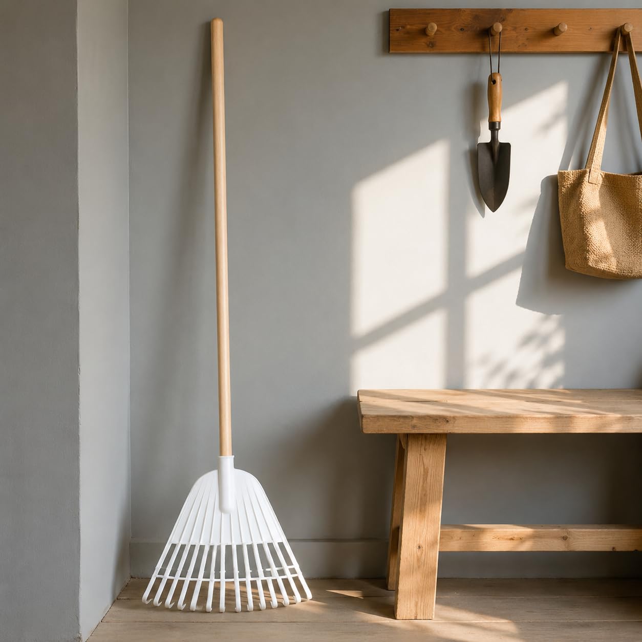 Râteau Agricole en Plastique avec Manche en Bois pour Râteler Les Feuilles Semer Les Graines et Ameublir Le Sol dans Les , Râteau en Plastique Blanc de 1,2 mètre avec Manche