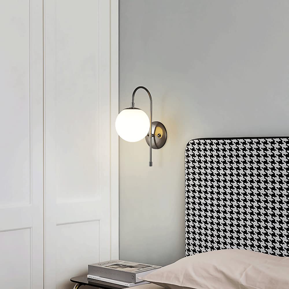 Nowoczesna lampa ścienna z czarnego mosiądzu z abażurem z białej szklanej kuli, styl z połowy wieku, przemysłowa oprawa oświetleniowa z łabędzią szyją, oprawka E27.