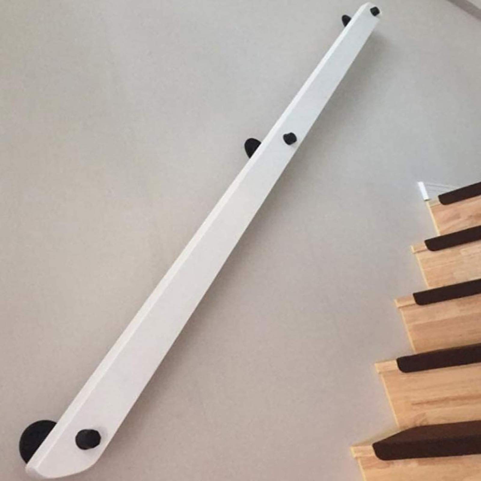 Main courante d'escalier antidérapante en pin pour éviter les chutes en intérieur