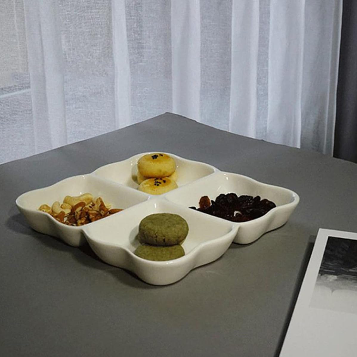 Zerodeko Vassoio in Ceramica Bianco 4 Scomparti per Snack e Frutta, Design Creativo e Aspetto Elegante per Feste di Compleanno e Riunioni Festive Riutilizzabile