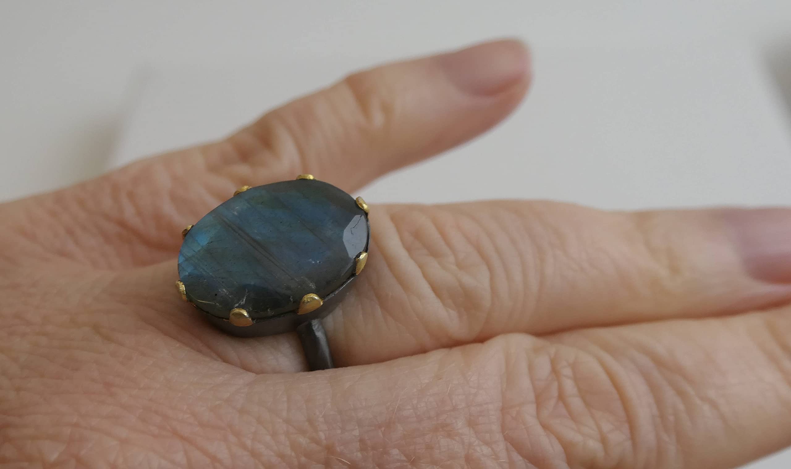 Anillo de cóctel de plata de ley con mezcla de metales y labradorita