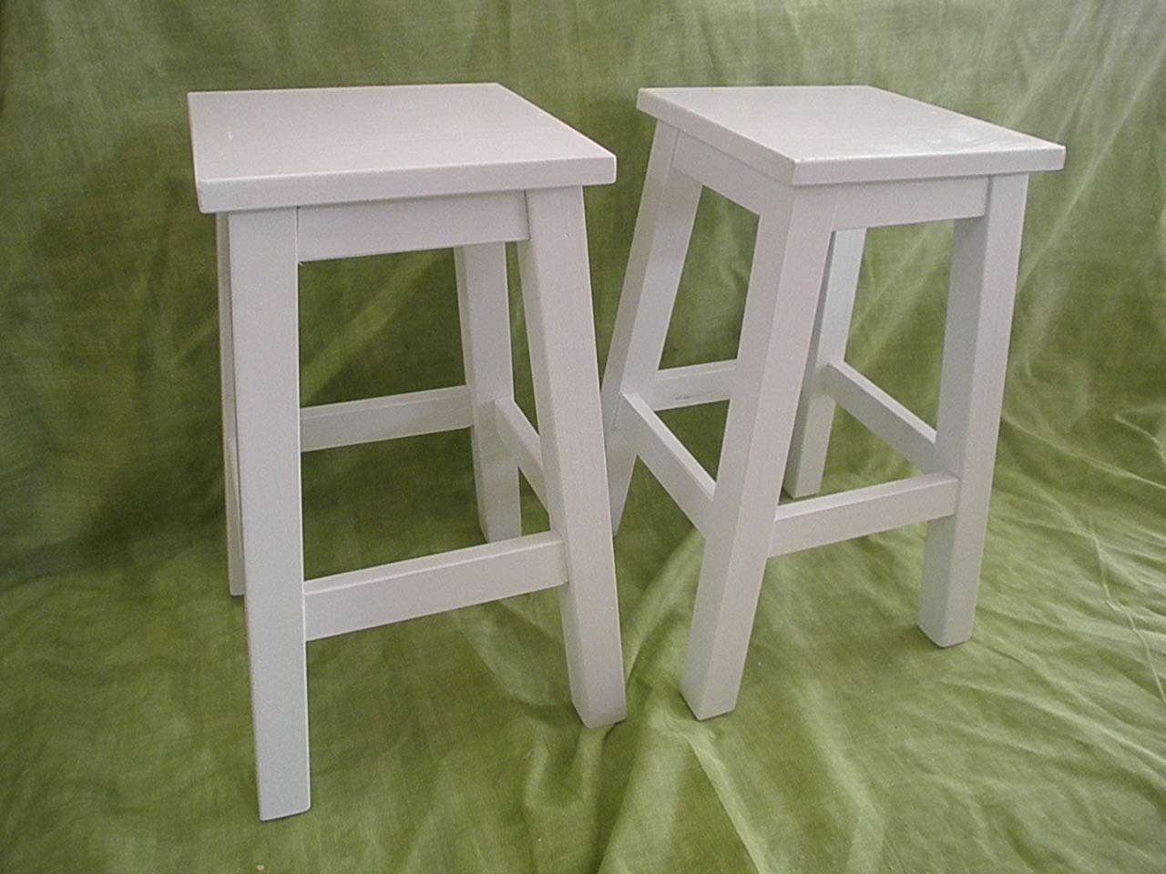 Pareja de taburetes de Madera Maciza. Color Blanco. Alto 50 cm.