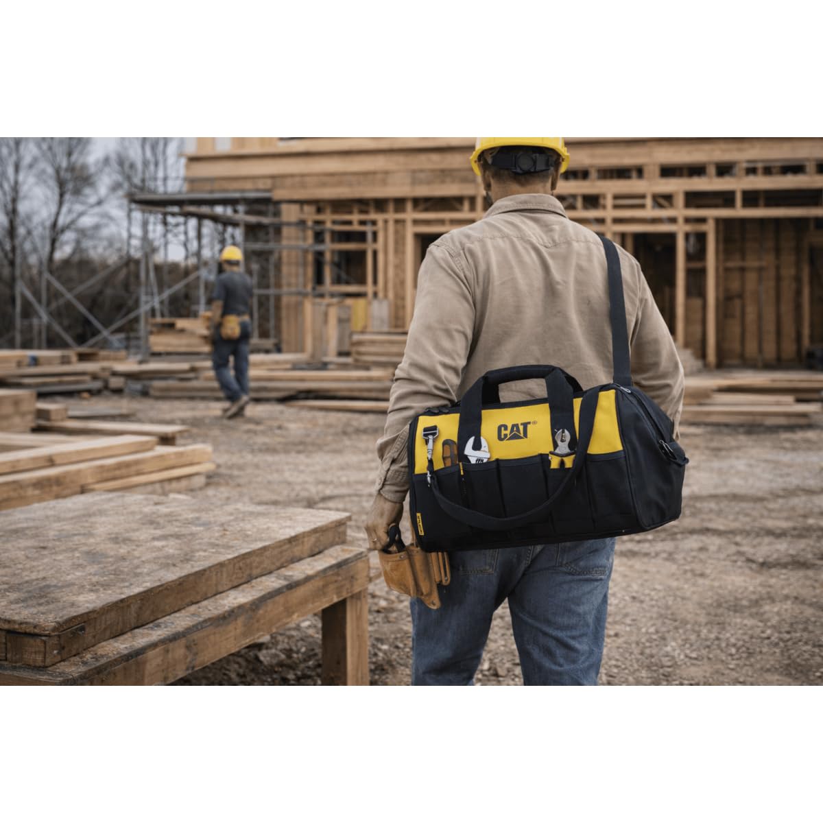 CATERPILLAR - Sac a outils 28L Base PVC Tissu Polyester 600D 10 poches extérieures 10 poches intérieures Léger