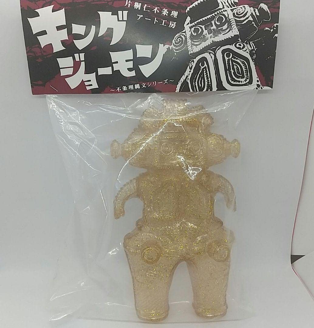 【ソフビ／インディーズ】キングジョーモン　片桐仁　ゴールドラメ Amazon.co.jp: ｜キングジョーモン 金色ラメ限定品 片桐仁 : おもちゃ