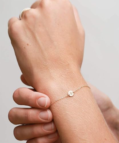 Miniatura 6 de Ovian - Pulsera con dije de inicial para mujer, chapada en oro de 18 quilates, de acero inoxidable, con moneda en forma de disco, letra grabada,