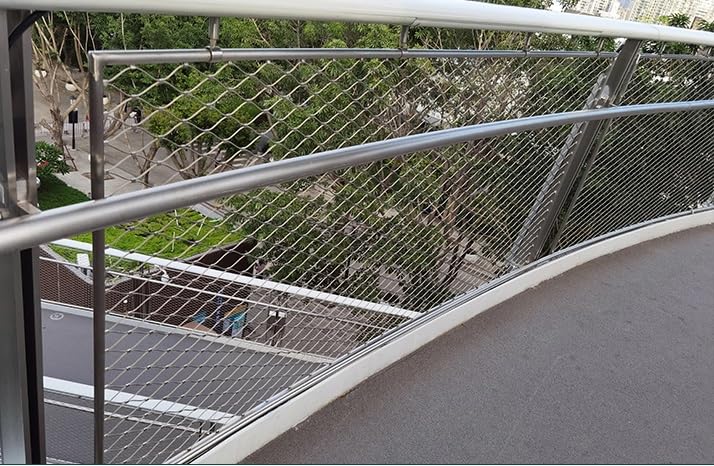 Malla flexible de acero inoxidable para proteger tu terraza con total discreción 3