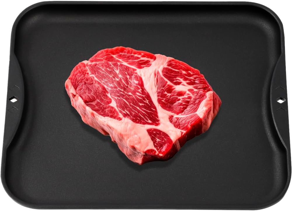 【 日本製 】 解凍プレート 解凍皿 [ IWANO ] 解凍時間を劇的に短縮 急速解凍 & 旨味も逃さない あら熱取りもできる コンパクトサイズ [一発解凍]プレート フッ素樹脂加工(汚れにくく洗いやすい) 新潟/燕三条製 (21.5×25cm) 持ち運びしやすい取っ手 壁にかけられるフック穴ありで収納にも困らない ヒートシンク にも