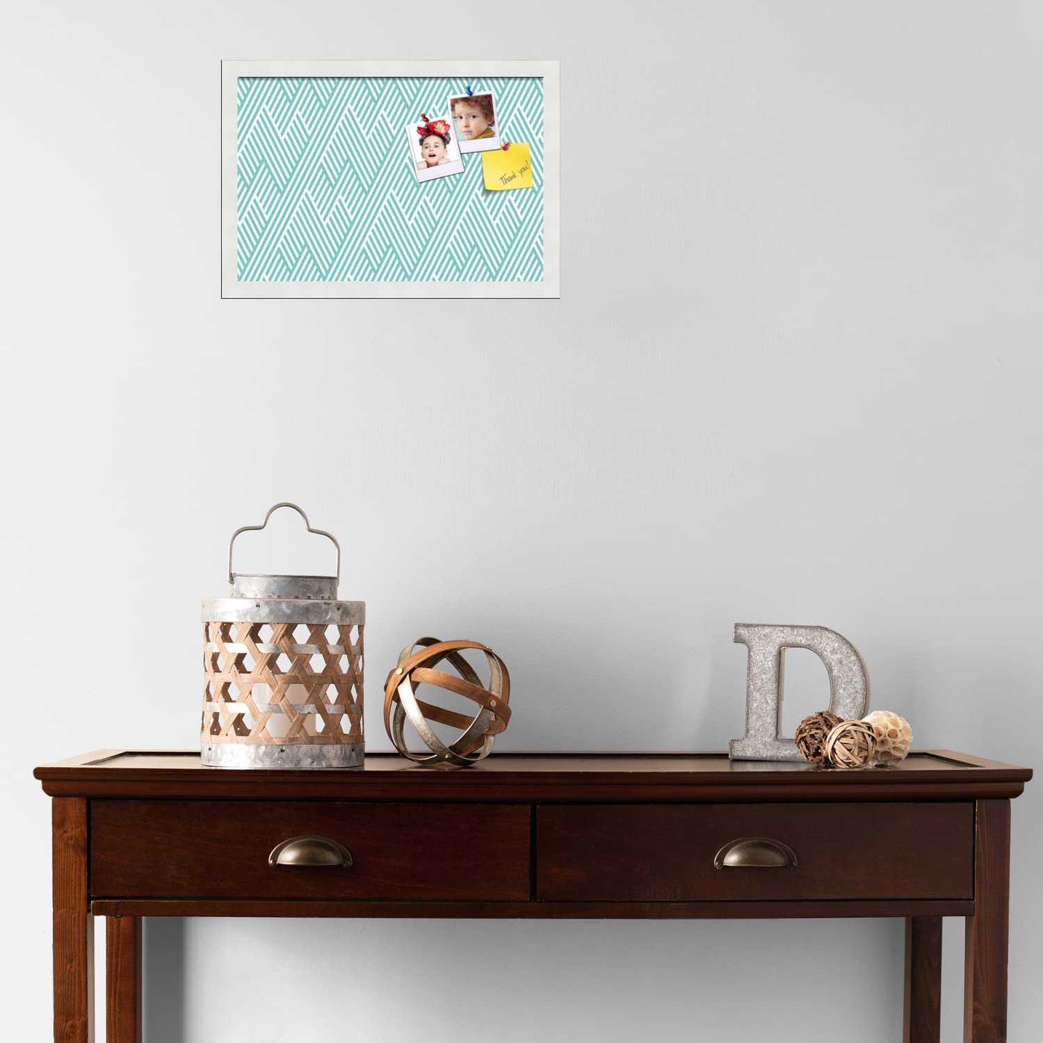 PinPix Tablica ogłoszeń z korka 45 x 30 cm. Ta dekoracyjna ramka na przypinki jest wyposażona w wodny wzór zygzakowaty Modeco i satynową białą ramkę. Idealna do domu, biura lub szkoły (PinPix-1628)