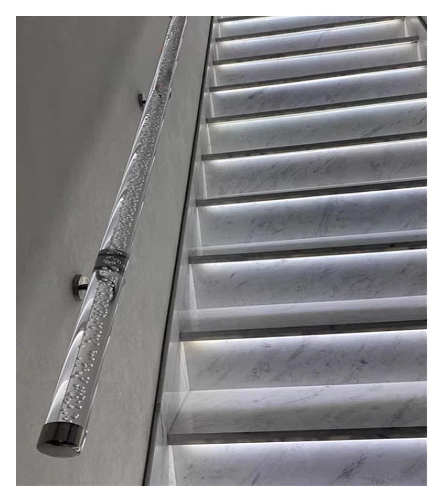 Barre d'appui murale design pour sécuriser votre escalier extérieur