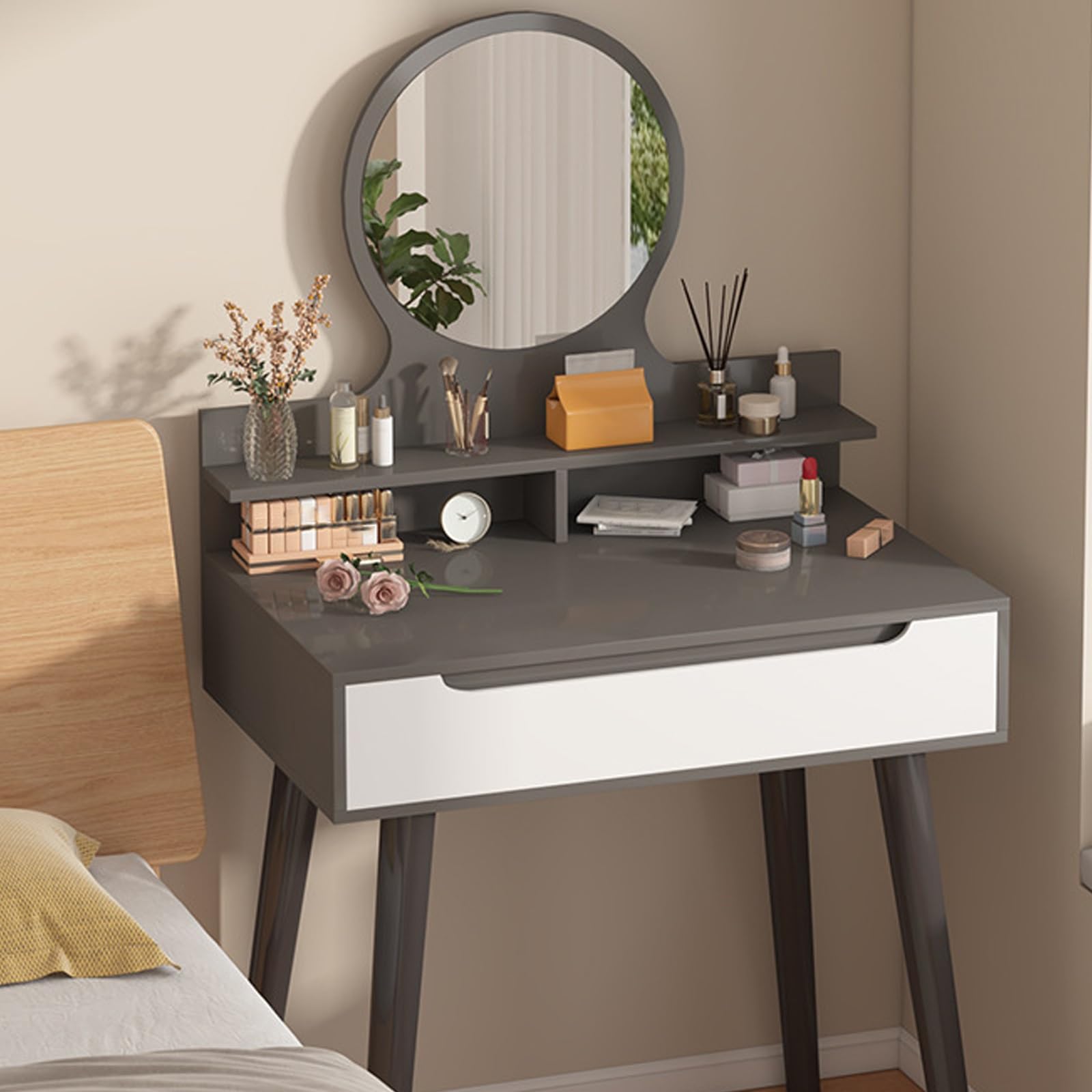 Bureau de maquillage gris résout le manque de place grâce à sa coiffeuse miroir tiroirs