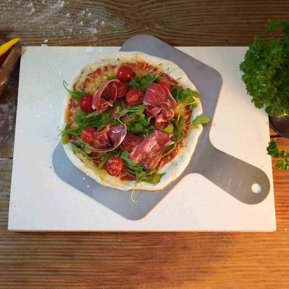 Feuerfest 123 - Pizzastein inkl. Deluxe Edelstahl Pizzaschieber, Pizzaplatte aus Schamotte für Backofen & Gasgrill, Lebensmittelecht für einen unverwechselbaren knusprigen Pizzaboden (40x30x3 cm)