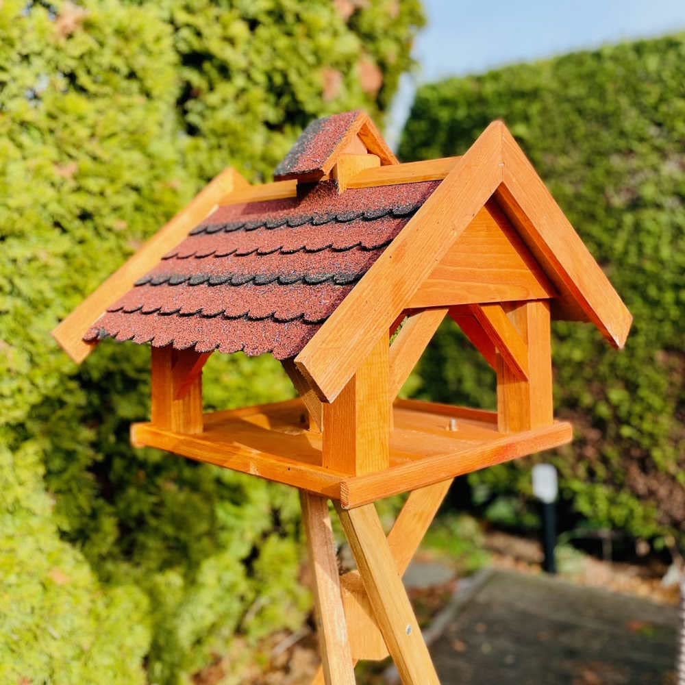 Rechteckiges Vogel Futter Haus L - XL Futterstelle Holz Vogelhaus wetterfest für den Garten oder Balkon. Mit Bitum Schindeldach. (XL mit Ständer, Rot - Braun)