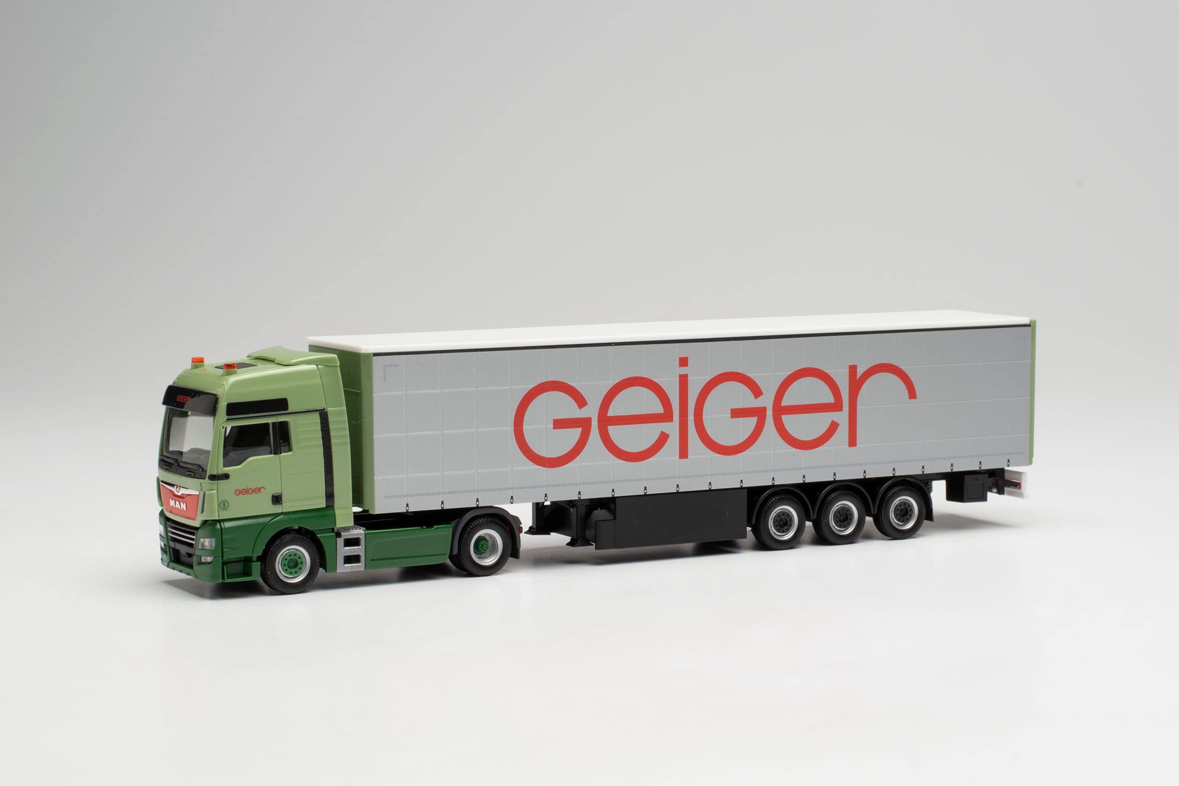 herpa MAN TGX XXL Euro 6c Gardinenplanensattelzug GEIGER LKW-Modell 1:87#947596