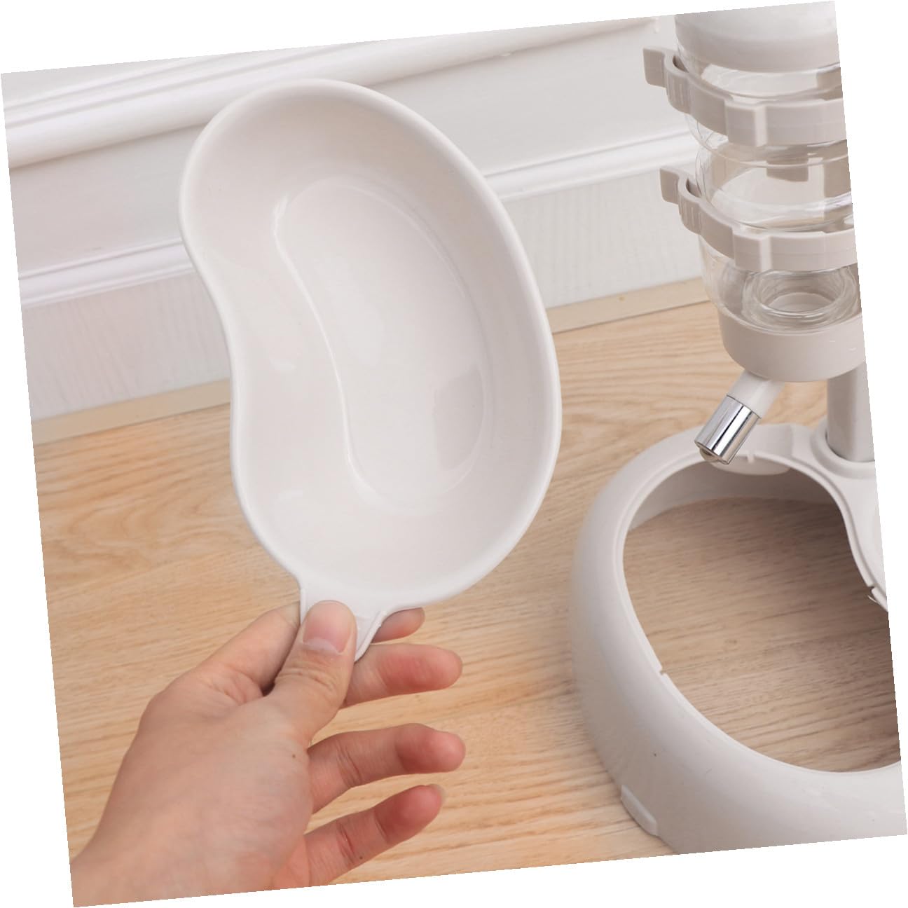 VILLCASE Fontanella Acqua Gatto Bianco in Plastico Design Scanalato Antigoccia, Facile da Smontare e Lavare, Dispenser Acqua per Animali Domestici da Appendere