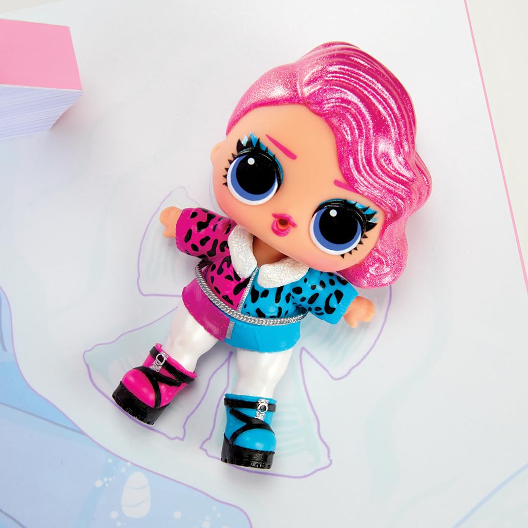 L.O.L. Surprise! Winter Snow Chalet avec Tot - en Bois Véritable, + de 15 Surprises, Livré avec Une Poupée Exclusive, pour Les Enfants de 4 Ans et Plus