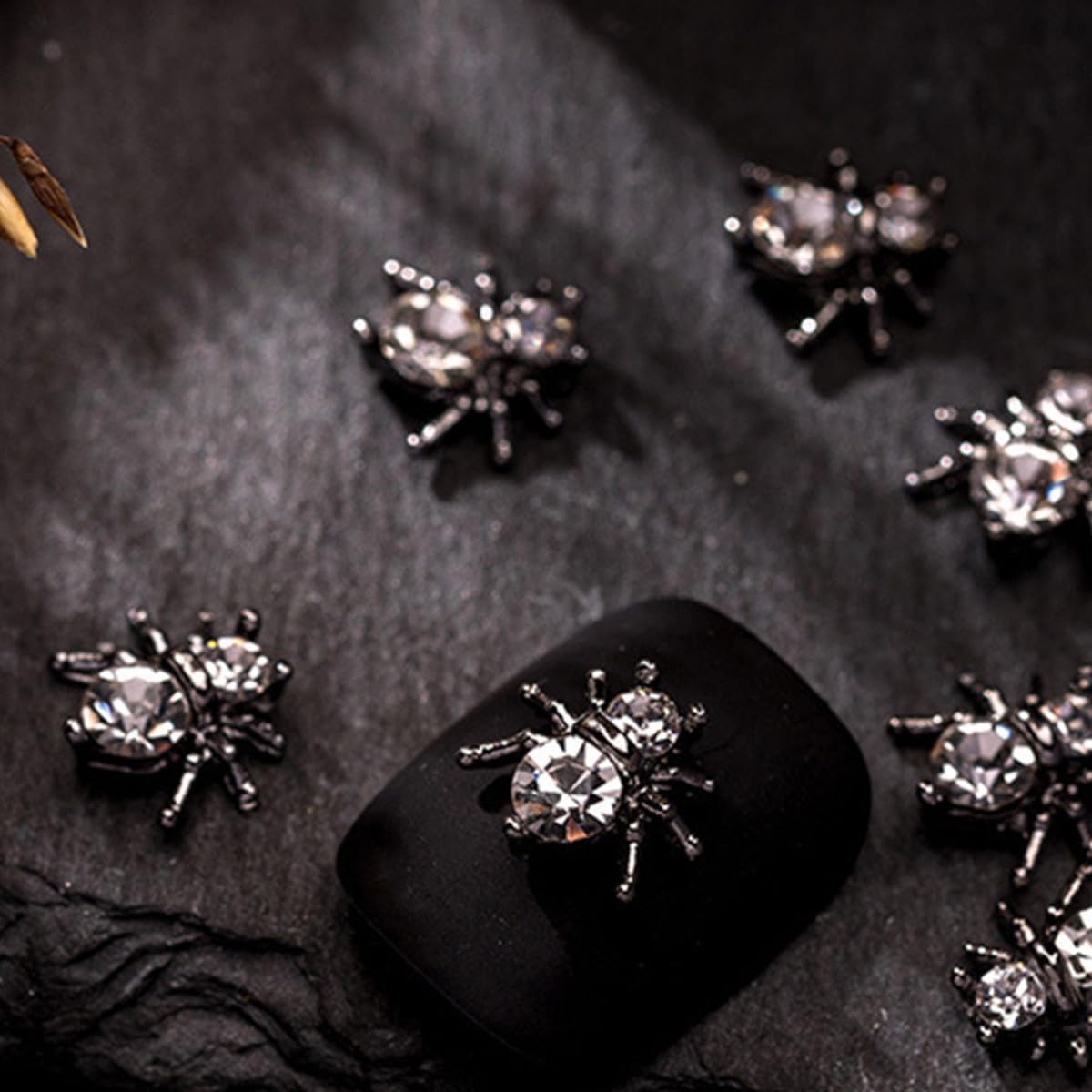 FRCOLOR 100pezzi Ciondoli Per Unghie Tema Halloween Charms Per Decorazioni Unghie Design Elegante e Riutilizzabile Per Nail Art Festive e Occasioni Speciali