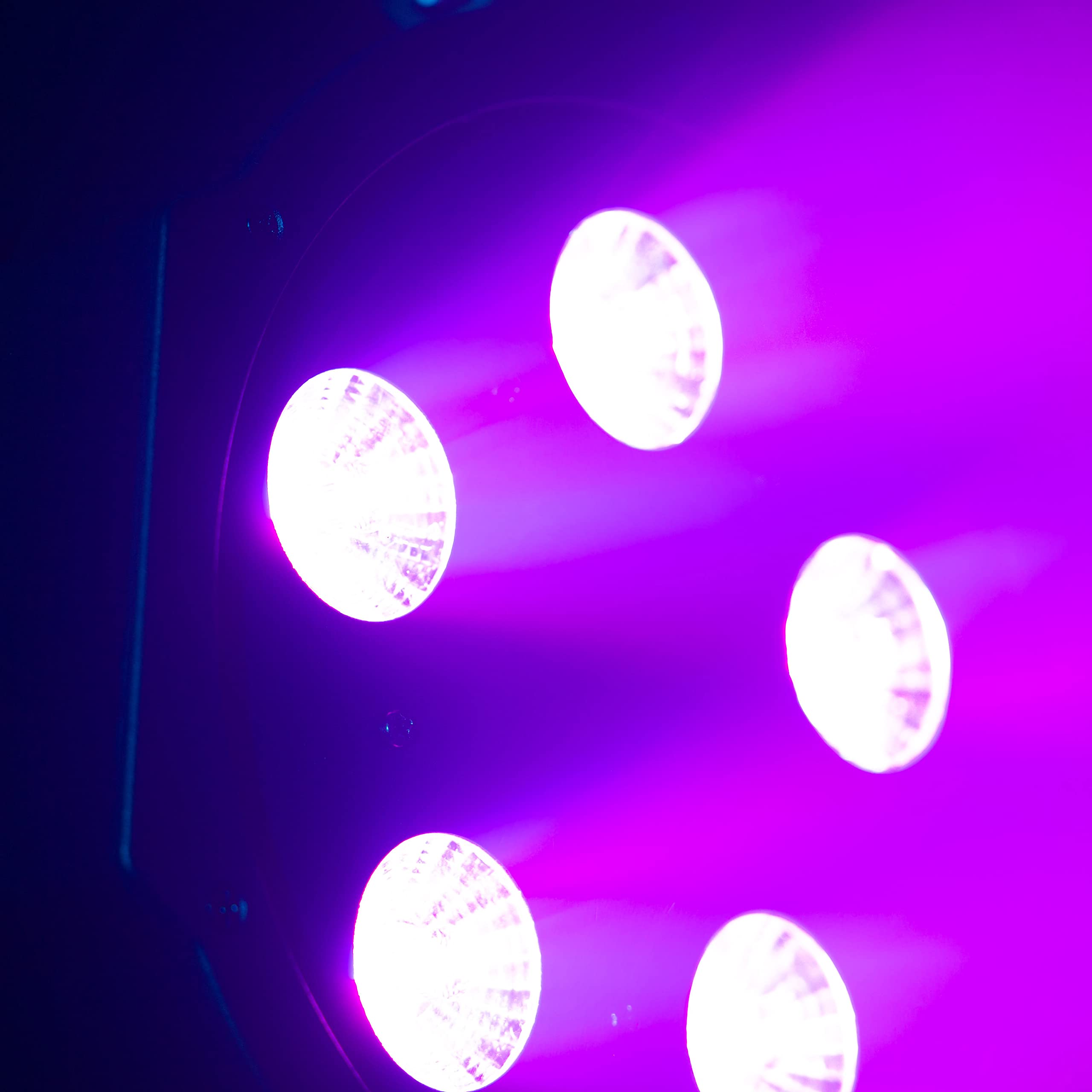 BoomToneDJ FlatPAR 5X5W 4in1 RGB-UV Projecteur LED multicolore avec DMX 512. Modes automatique, détection musicale. Télécommande IR incluse. Link alimentation. Eclairage de scène, soirées Clubs, DJ.