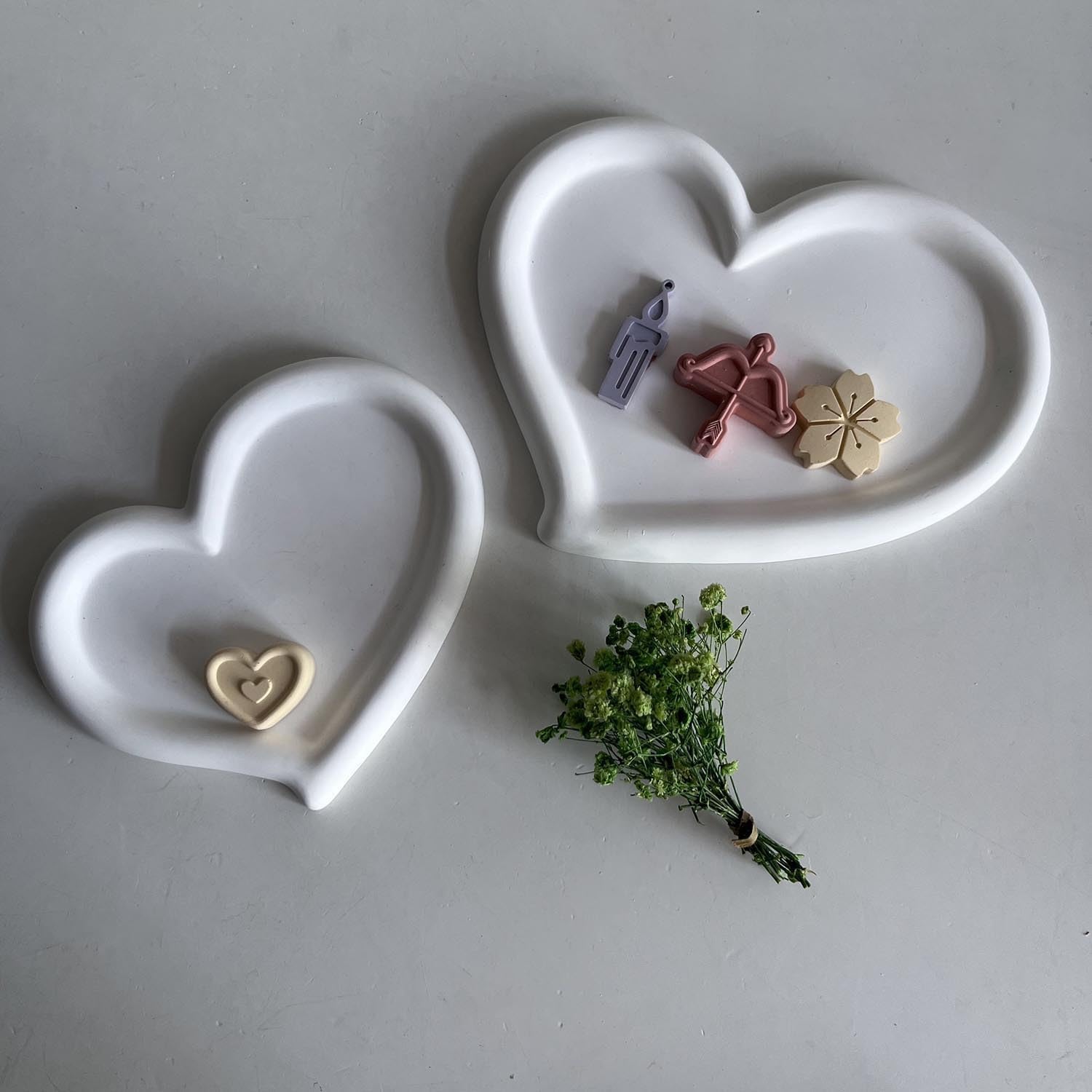 Pack of 2 Silicone Moulds Heart Tray with Grooves Heart Shape Silicone Mould Plate Silicone Molds Tray DIY Coaster Casting Mould Heart Moulds for Making Fruit Tea Tray Jewellery Plates Crafts