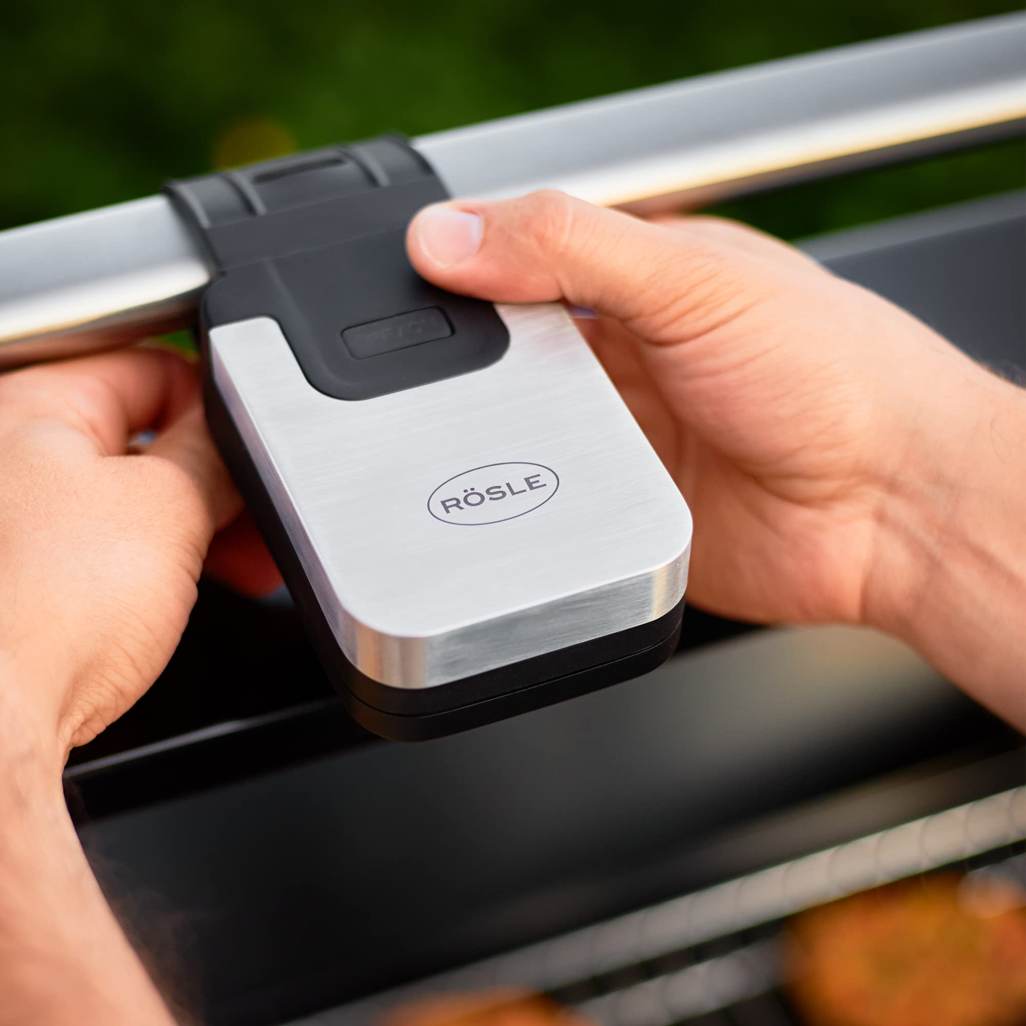 RÖSLE - Luz LED universal para el tirador de la barbacoa, de gran calidad, para iluminar barbacoas de carbón y gas por la noche, dos niveles de claridad, colocación sencilla, 200 lúmenes