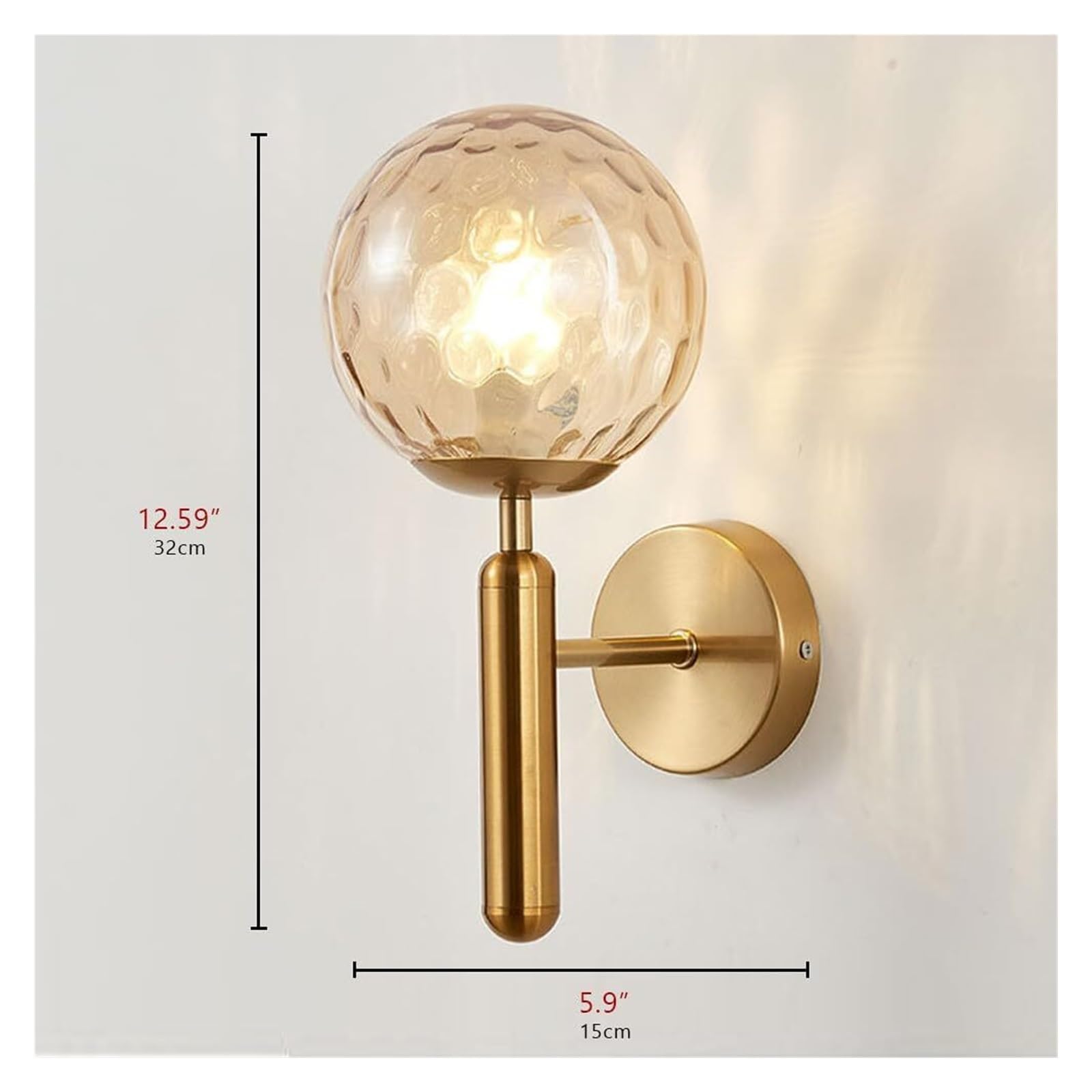 Nowoczesna lampa ścienna w kolorze złotym, z prążkowanym kamieniem z bursztynowego szkła i żelaznym ramieniem. Minimalistyczny design do sypialni lub salonu, gwint E27 (złoty, bursztynowy).