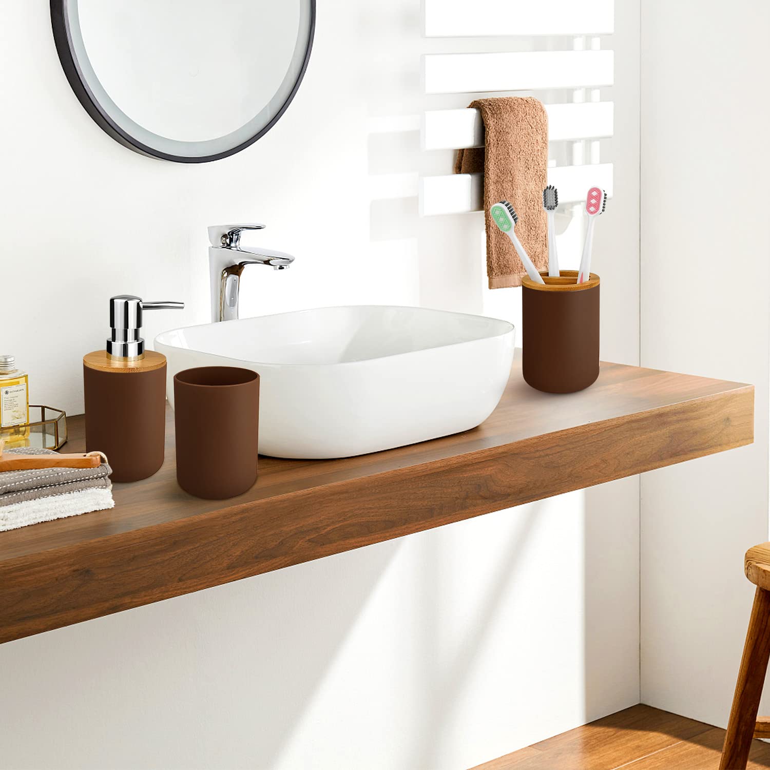 Set di accessori da bagno in bambù e plastica, 7 pezzi, include tazza per spazzolino, portaspazzolino, dispenser di sapone, portasapone, scopino per WC con supporto, bidone della spazzatura, con 3