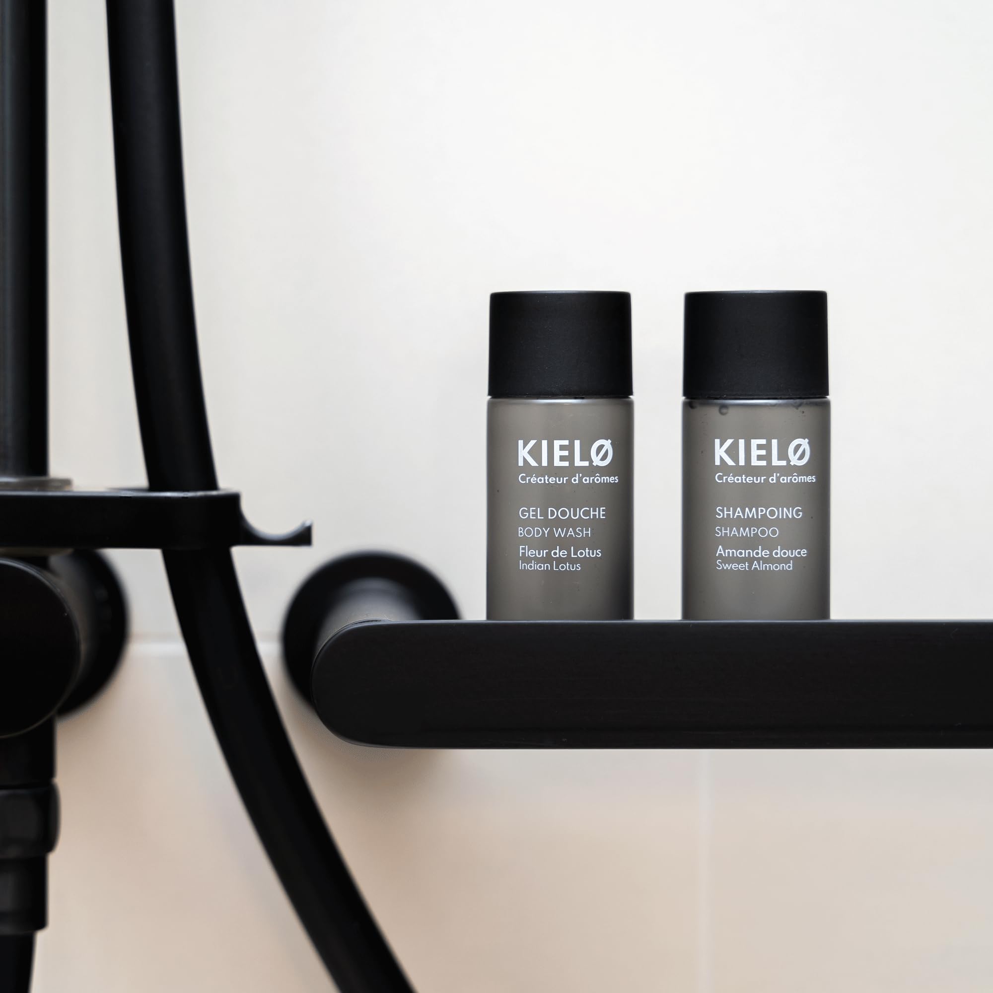 Kit de baño genérico para el hogar en negro | Ideal para alquileres estacionales y Airbnb | Envase elegante y compacto - Fragancia agradable | Completo y listo para usar