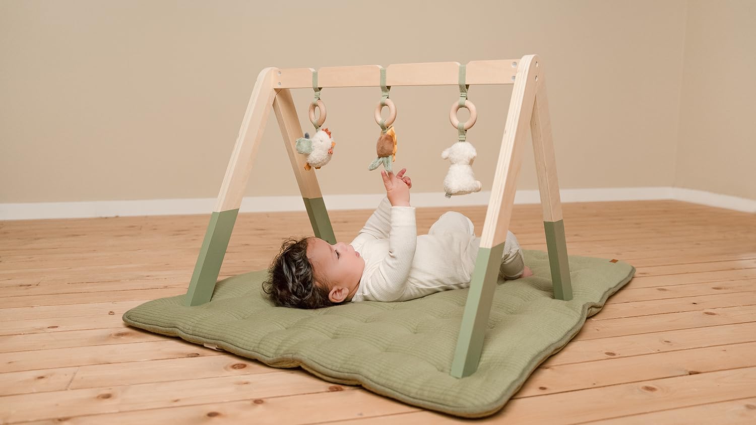 Little Dutch 8810 - Trapano da gioco in legno con ciondoli in tessuto, Little Farm (70 x 21,5 x 40 cm)