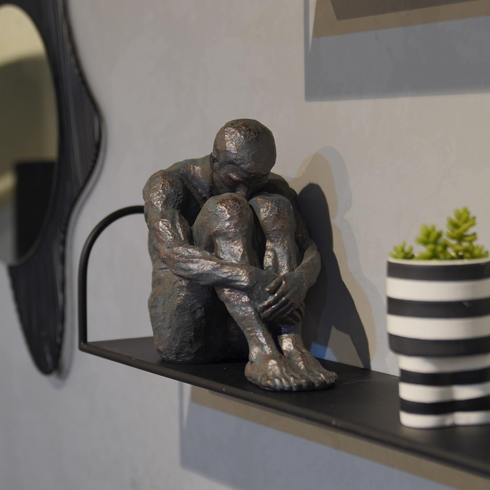 Guichifun Sitzender Mann, Skulptur, Heimdekoration, dekorative Objekte | Bronze-Harz, Haltearme, Beine, einsame Haltung, Outdoor-Geschenk für Männer, 23 x 13 x 19 cm