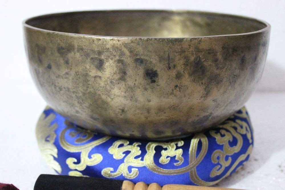 Artvarko Antique Gold Nepali Singing Bowl Brass Deep Sound Hammered Handmade Traditional Tibetan Singing Bowl with Cushion and Mallet for Stress Relaxation Meditation Healing 9.5 Inches