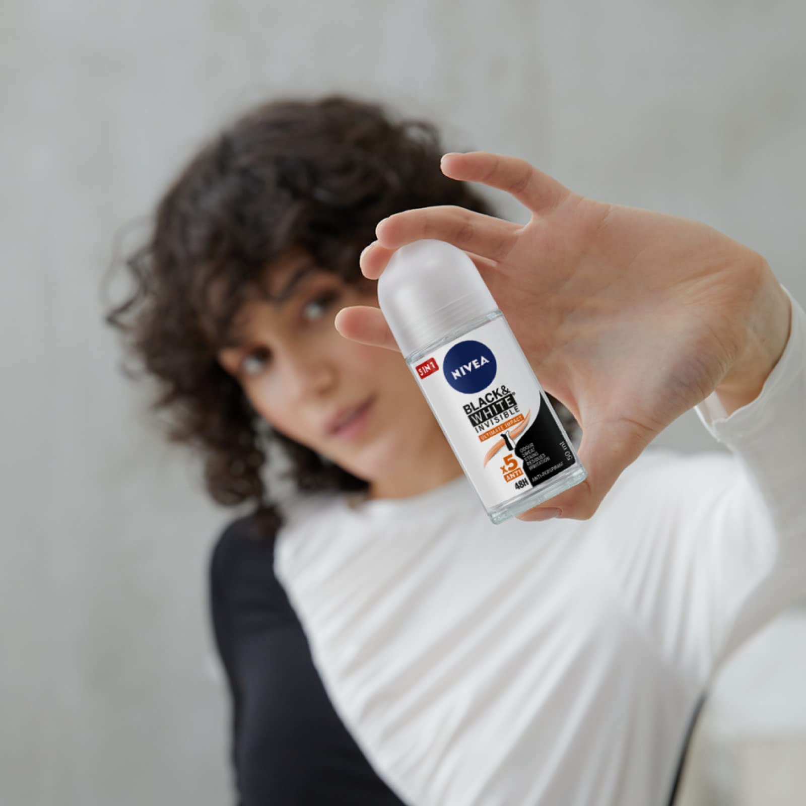 Nivea Black & White Invisible Ultimate Impact Deodorante Roll-On Antitraspirante 48h SkinActive Protection Senza Alcol Contro Cattivi Odori Sudore Macchie Residui Irritazioni - 8 Flaconi da 50ml