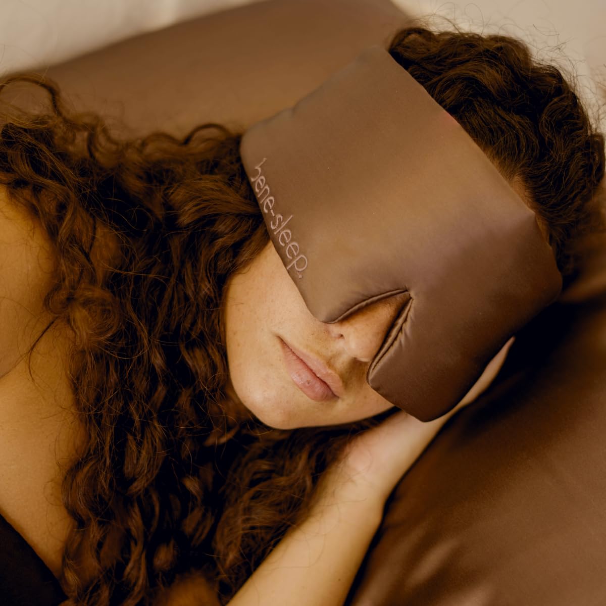 Mascherina per dormire in seta di alta qualità, 100% oscurante, morbida imbottitura, delicata sulla pelle, per un sonno riposante, per un sonno REM più lungo e un addormento più veloce