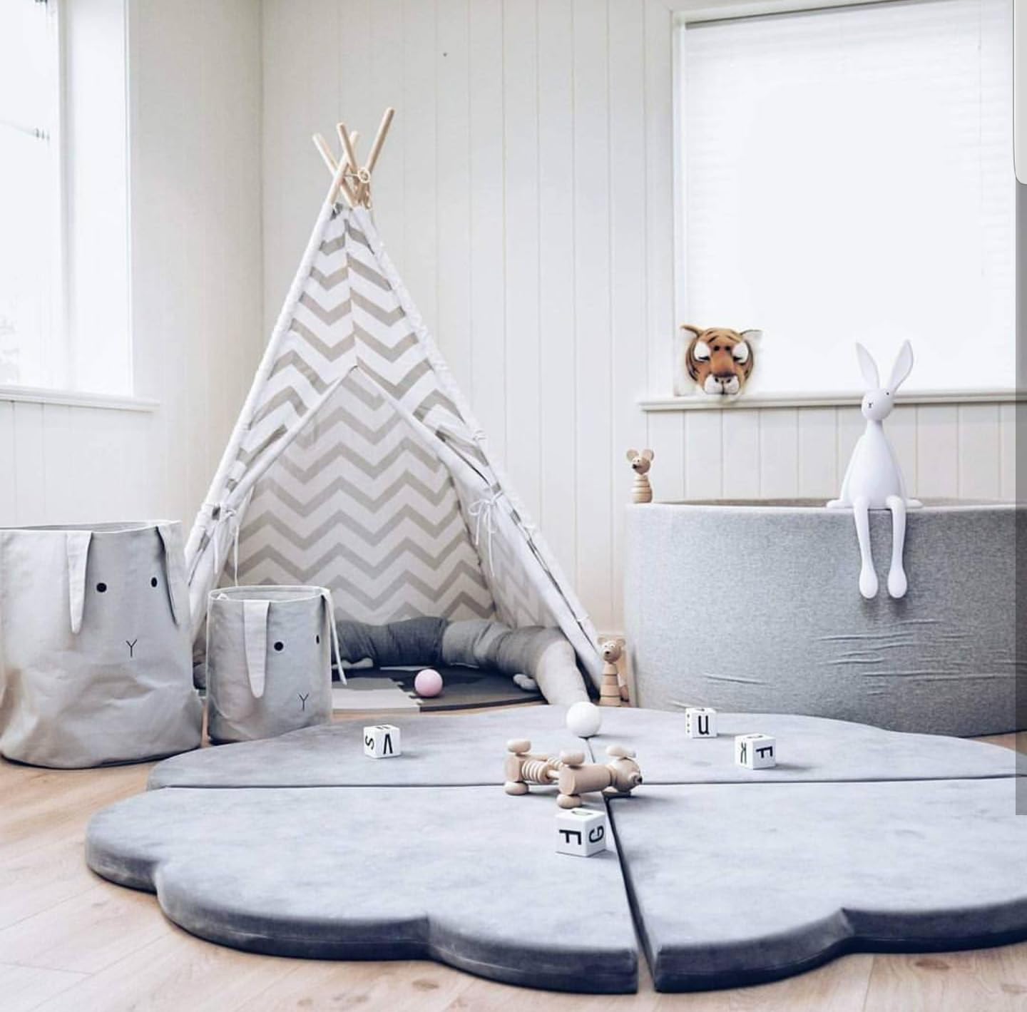 MISIOO Faltbare Krabbelmatte Baby 115x115x5 cm - Freundliche Baby Spielmatte für Kleinkinder - Hochwertige Weiche Spielmatte - Ideal für sicheres Krabbeln und Spielen - Perfekt für das Kinderzimmer