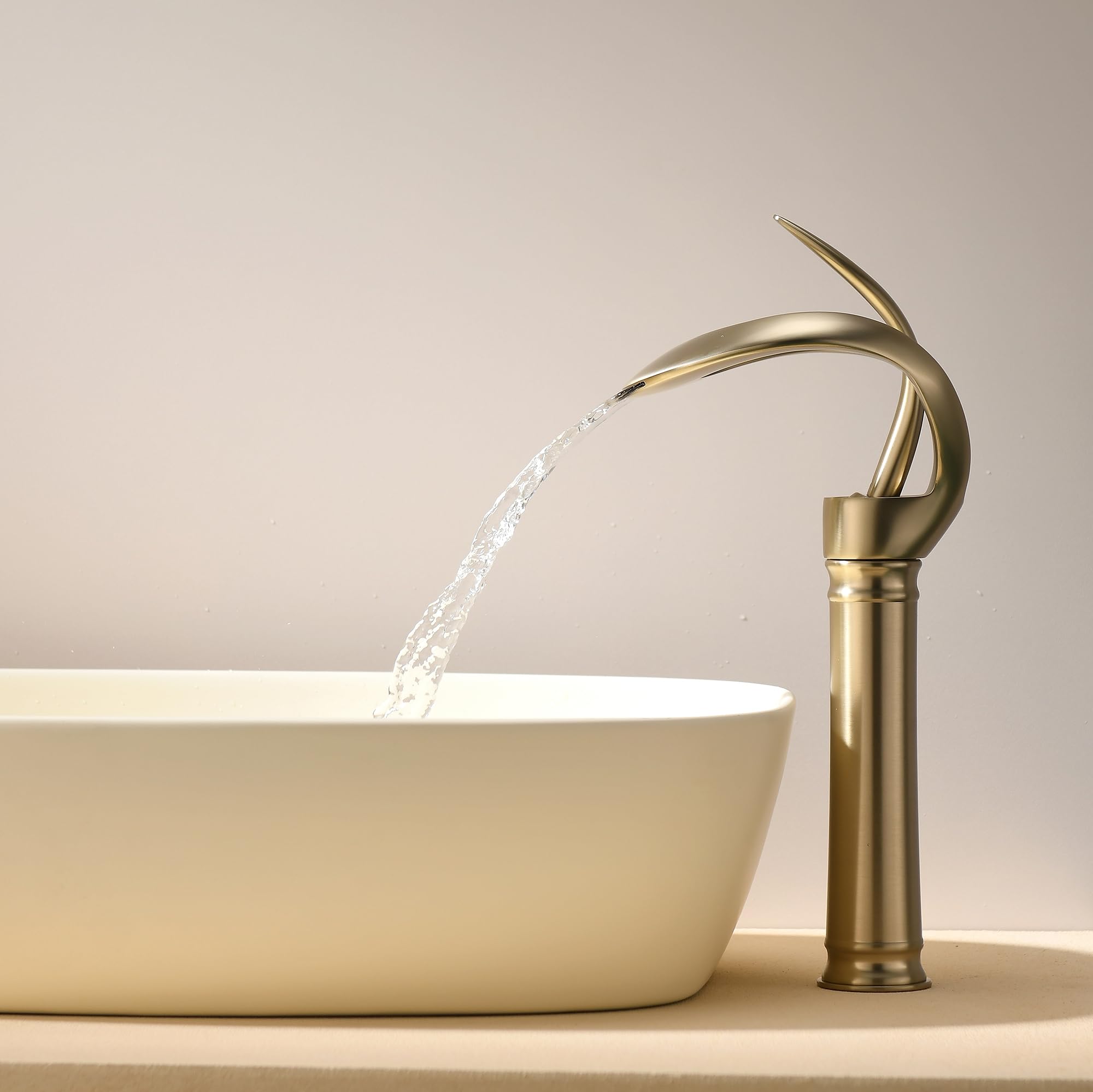Grifo de baño de cascada de oro cepillado, grifo mezclador moderno de latón para lavabo de baño, grifo de tocador de una sola palanca, elegante diseño de flujo de cascada (alto)