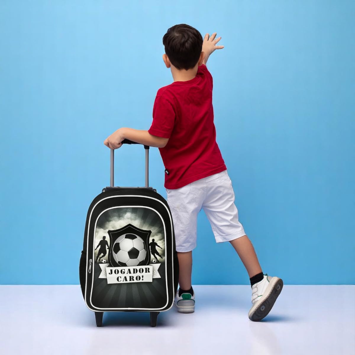 Kit Mochila de Rodinha Escolar Masculino Infantil Menino + Lancheira + Estojo Grande Futebol em promoção! Veja a oferta e mais achadinhos de Mochilas escolares 2 Hoje é o melhor dia para comprar Kit Mochila de Rodinha Escolar Masculino Infantil Menino + Lancheira + Estojo Grande Futebol com aquele preço maroto! Promoção! Aproveite a oferta! 2