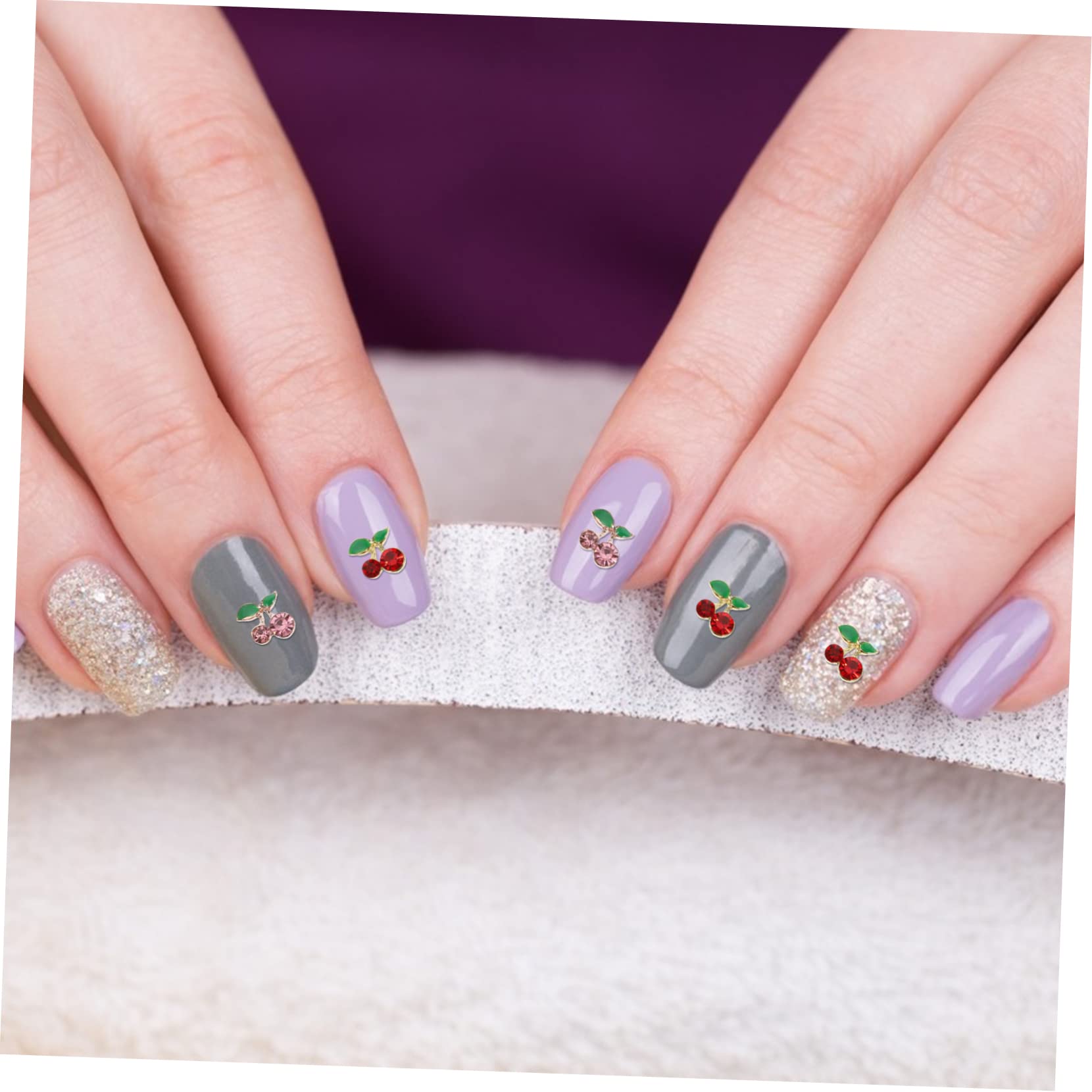 Mipcase 300pezzi Charms Per Unghie Con Ciliegie e Strass Decorazioni Per Nail Art Accessori Eleganti Per Donne e Fai Da Te Per Unghie e Crafting