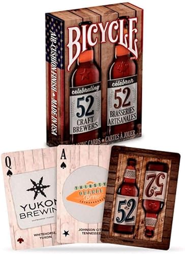 Bicicleta cerveza y cóctel jugando a las cartas