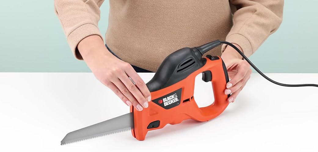 Bild 4 - BLACK+DECKER Säbelsäge universal elektrisch 400W (zum Sägen Von Holz, Metall Oder Kunststoff, Inkl. Holzsägeblatt (239mm) KS880EC