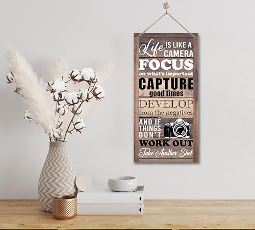 Miniatura 2 de Divertido letrero colgante con texto en inglés Life is Like a Camer, decoración inspiradora de madera, arte de pared de madera impresa, letrero