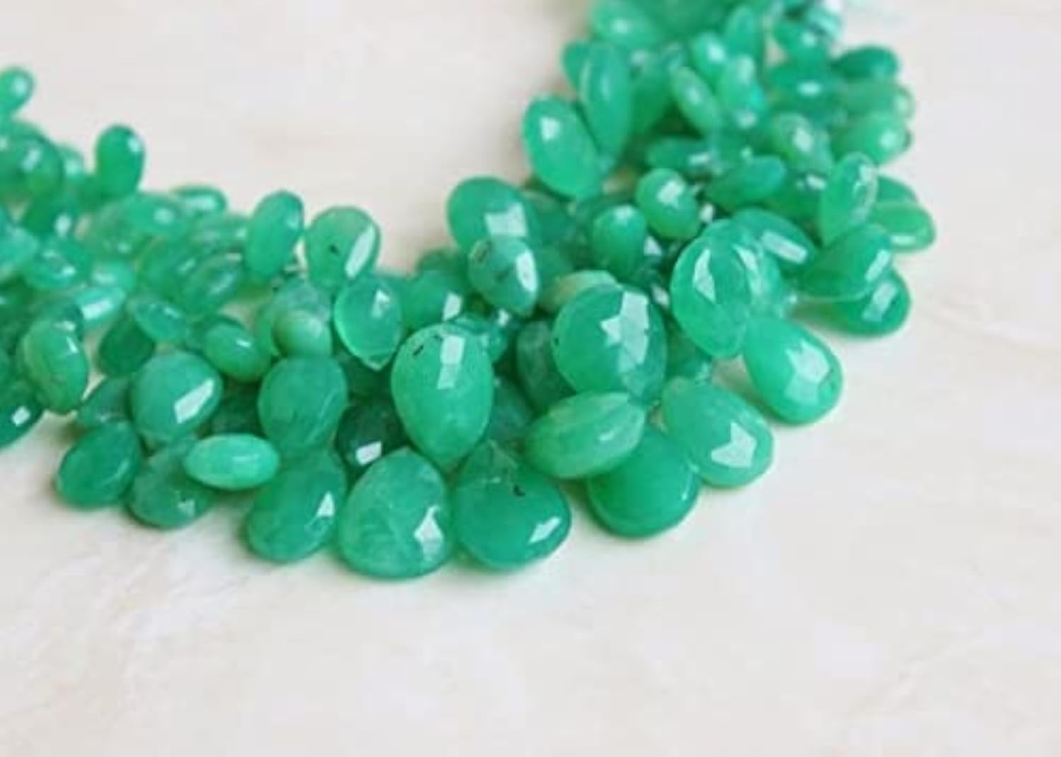 Chrysoprase facettée 11mm LKBEADS, demi-rang de 28 perles briolettes de qualité supérieure
