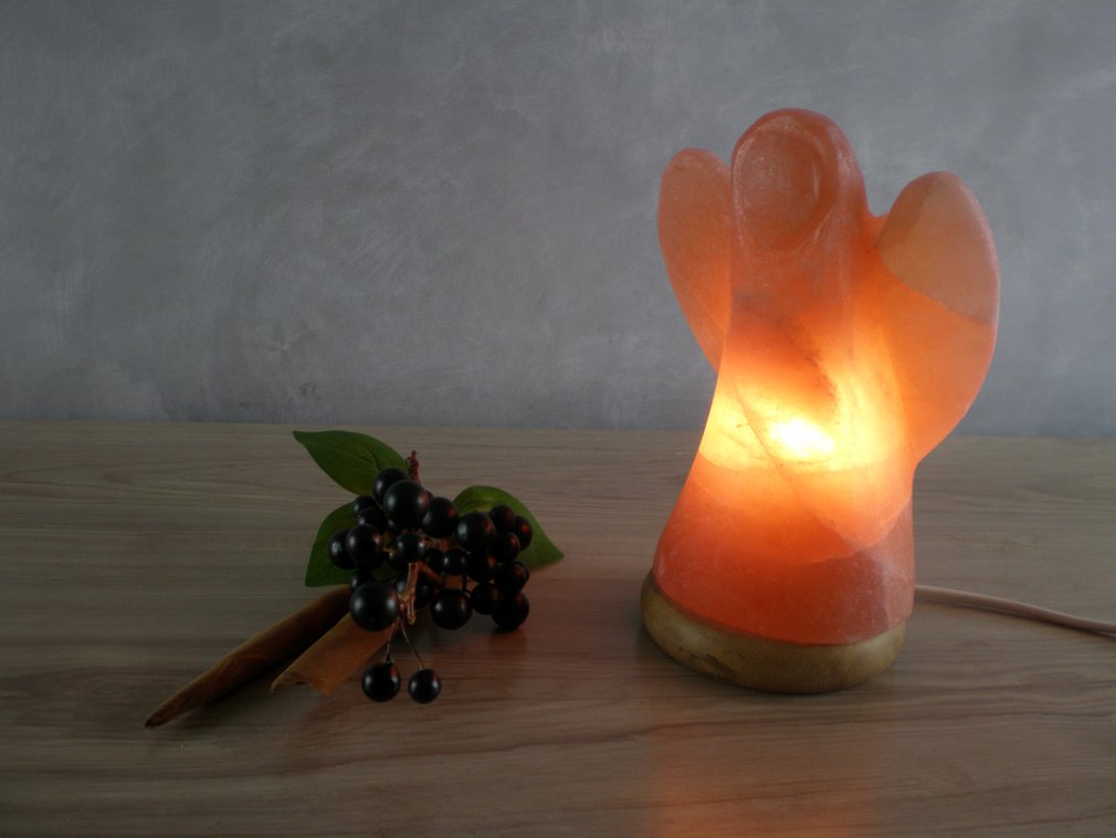 Podświetlany kryształ solny anioł duży z drewnianym cokół, sól kryształowa z Pendżaba/Pakistanu, pomarańczowy, ok. 19 cm