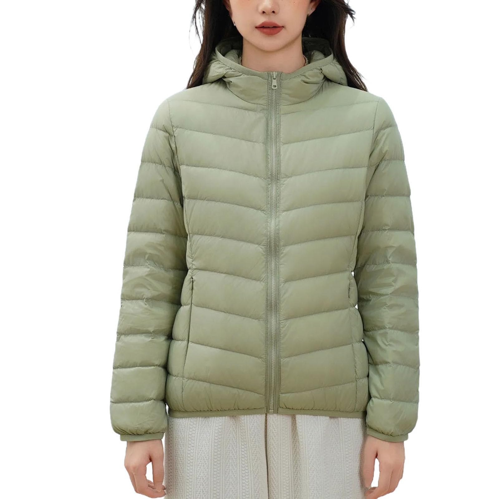 Doudoune femme légère et chaude à capuche : le confort thermique sans l'épaisseur d'un gros manteau