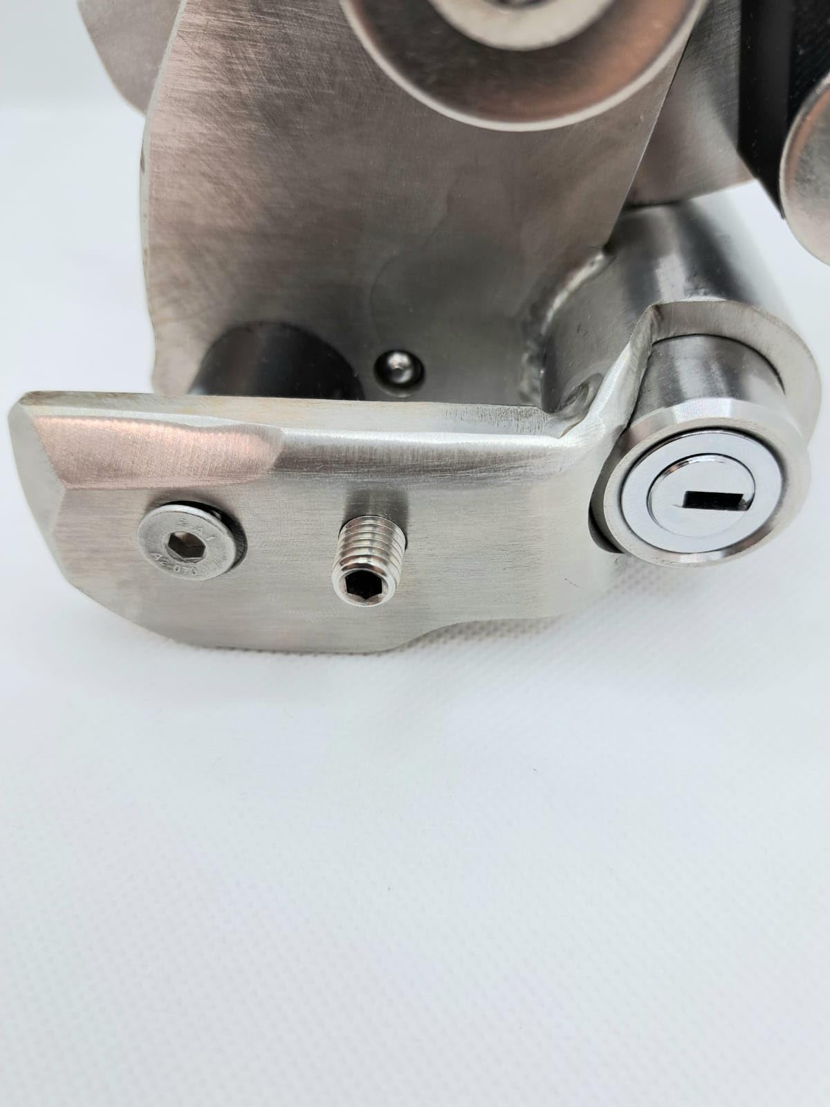 BLOCK BRAKE - ANTIFURTO MECCANICO BLOCCA CAVALLETTO CENTRALE PER MOTO BMW R 1200-1250 GS E VERSIONE ADVENTURE IN ACCIAIO INOX E CHIAVE CODIFICATA.