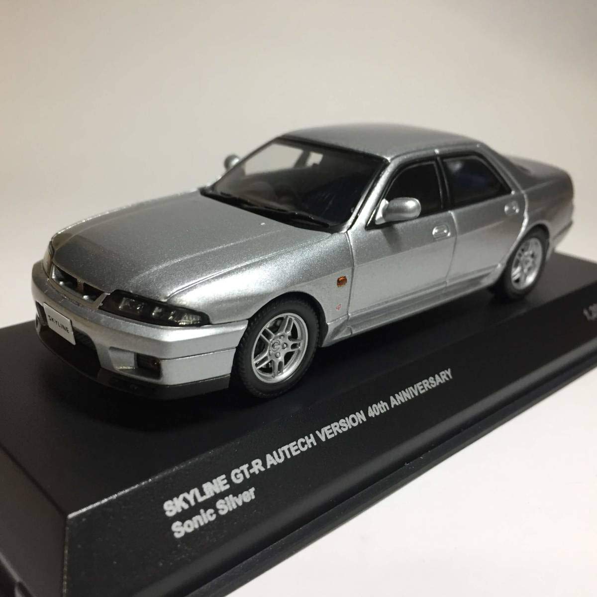 1/43 スカイラインGT-R R33 オーテック40周年記念モデル Amazon | 1/43 京商 スカイライン GT-R (R33) 4ドア オーテック