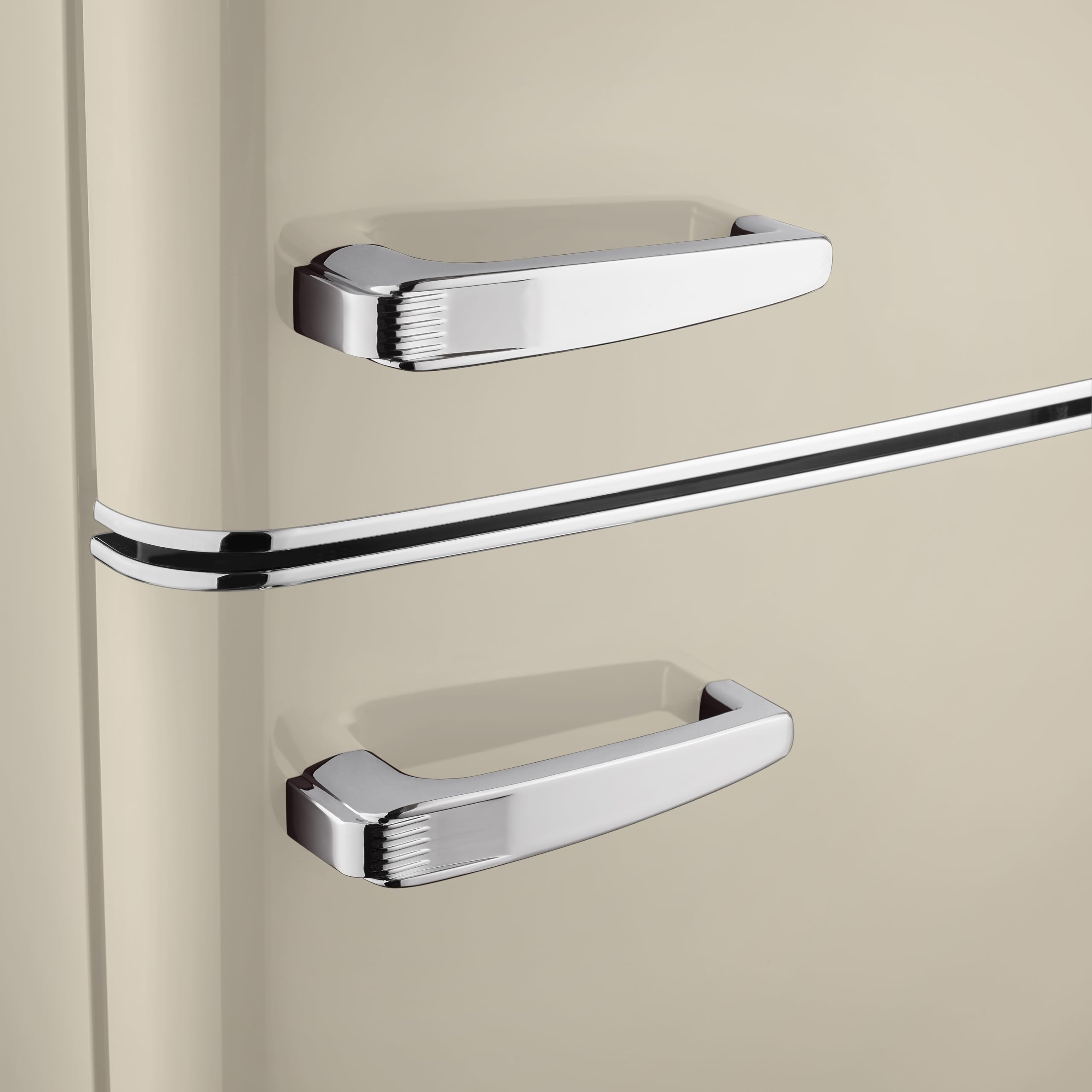 SEVERIN Réfrigérateur Congélateur 2 portes, Pose libre, Réfrigérateur Double Porte avec Congélateur Largeur 55 cm, 246 L, Classe D, Look Rétro, Crème, RKG 8985