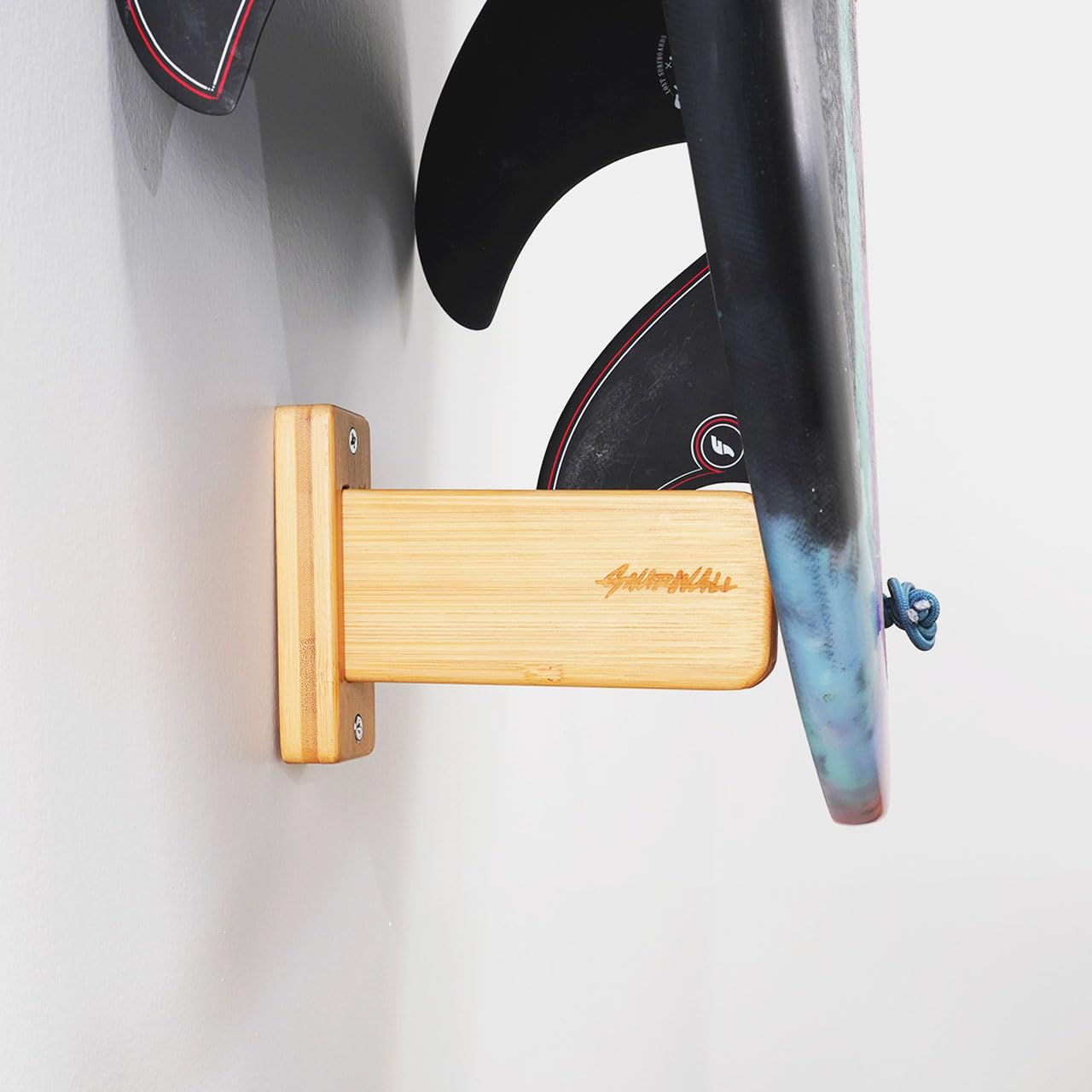 GNARWALL Surfboard Wandhalterung - Bambus Tip-Up Rack mit Finnenhalterung
